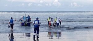 Recuperan un cuerpo de las dos personas que habían sido arrastradas en Poneloya