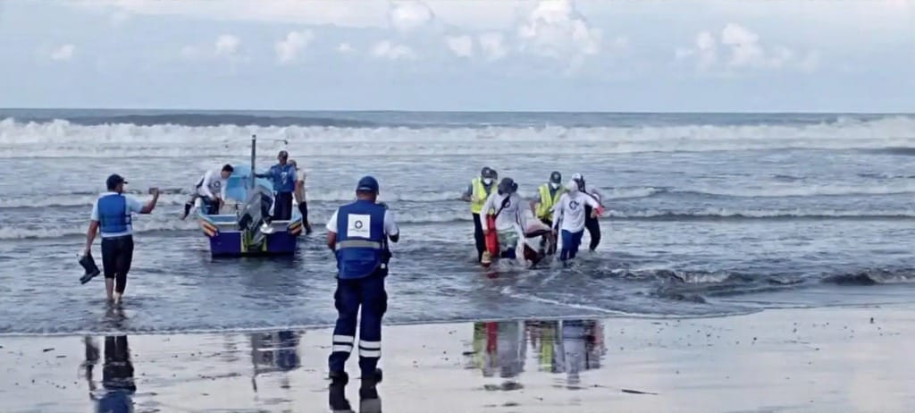 Recuperan un cuerpo de las dos personas que habían sido arrastradas en Poneloya