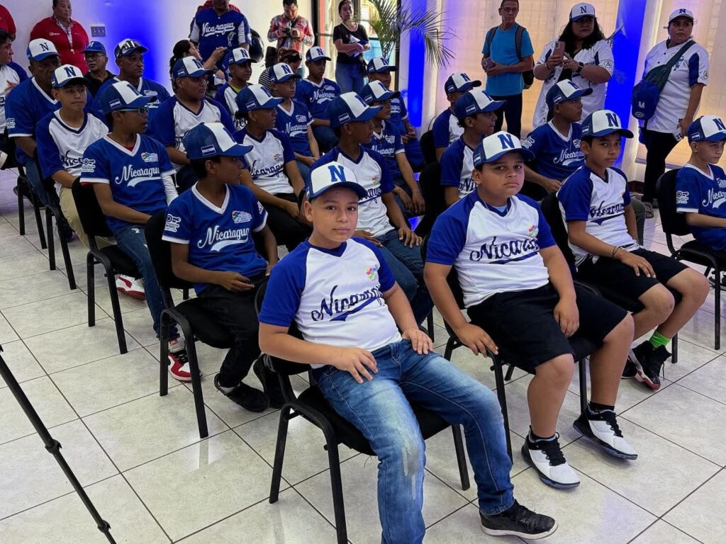Abanderan a selección de béisbol infantil y a atleta de fisicoculturismo de Nicaragua