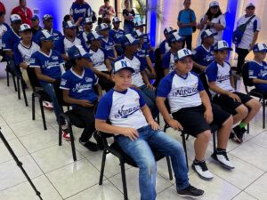 Abanderan a selección de béisbol infantil y a atleta de fisicoculturismo de Nicaragua