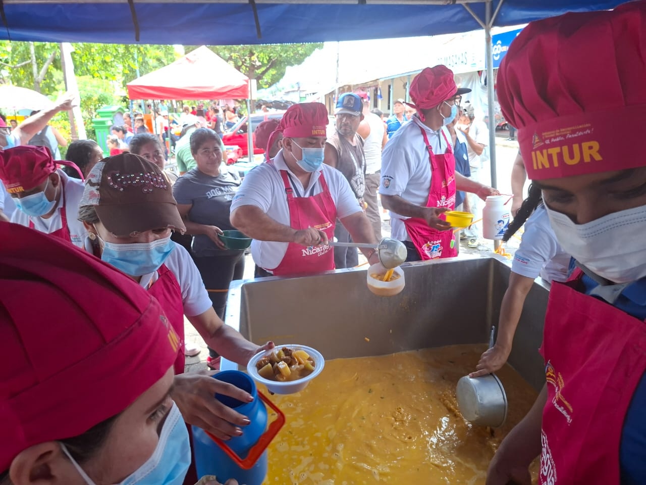 Preparan en Juigalpa la sopa de huevo de toro más grande del país con más de 4 mil raciones