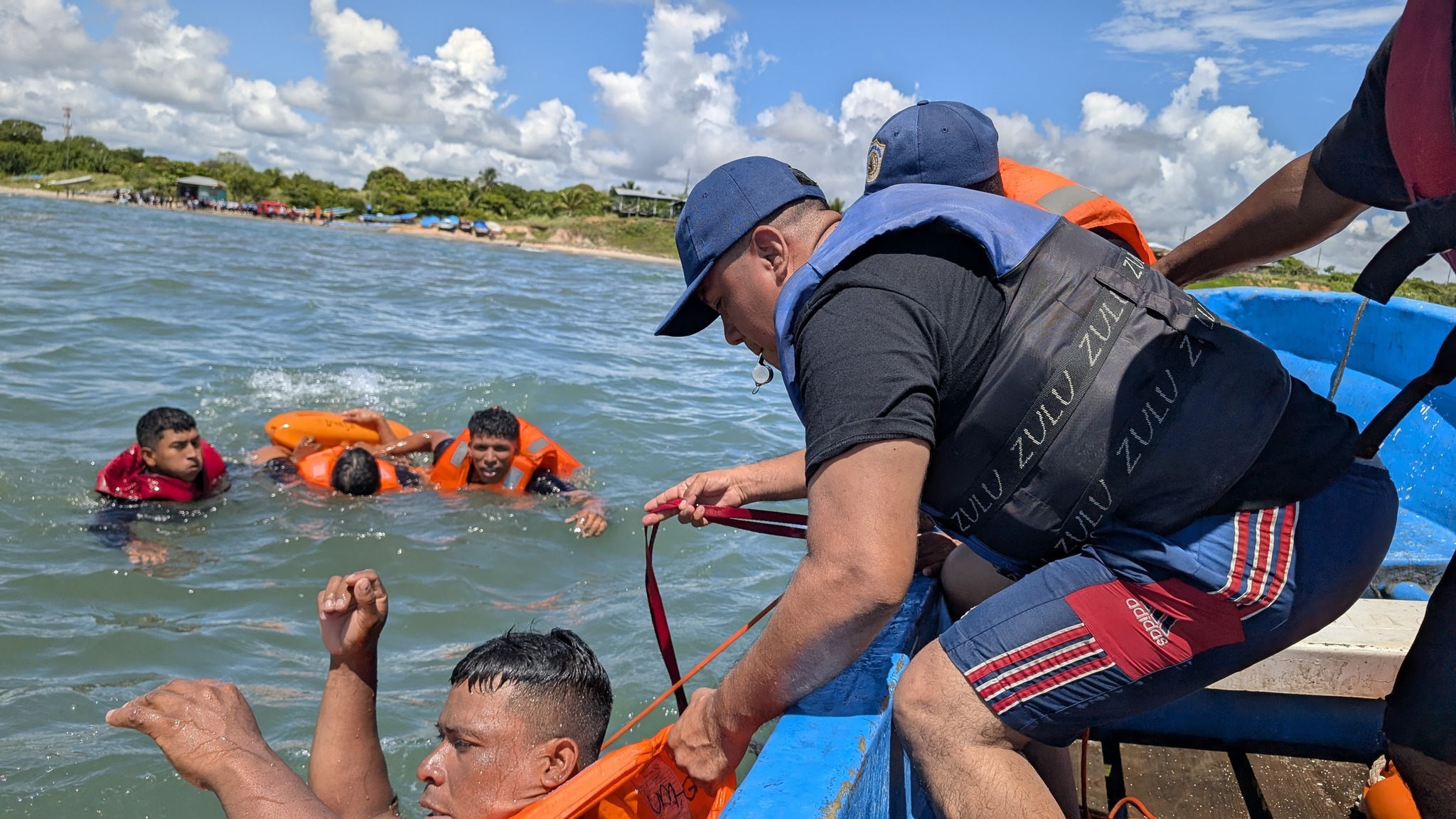 Bomberos del Caribe Norte realizan ejercicio de búsqueda y rescate ante un naufragio