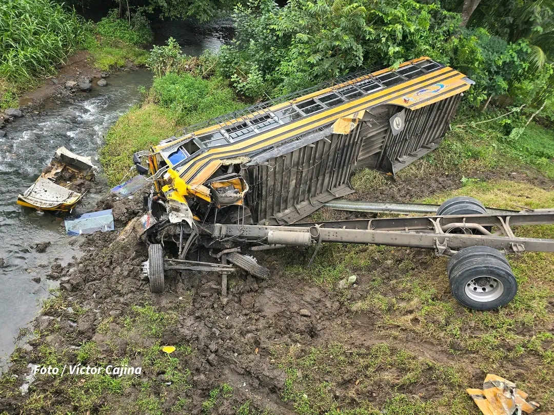 Bus que cubre la ruta Managua-San Carlos cae debajo de un puente y deja varios heridos