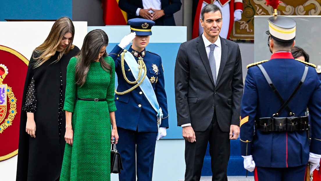 Abuchean a Presidente de España al llegar al desfile militar por el Día de la Resistencia Indígena