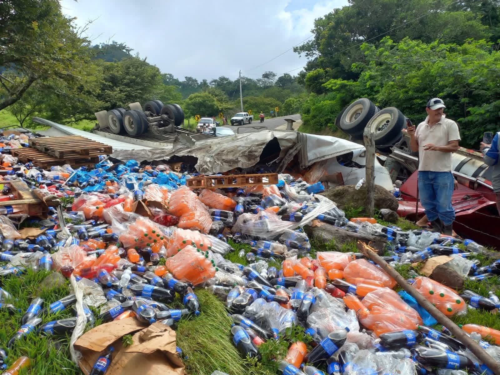 Camión cargado de bebidas gaseosas se vuelca en una cuesta de Estelí