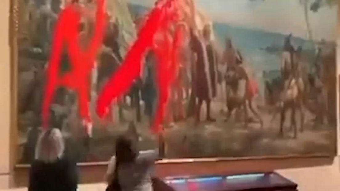 Activistas lanzan pintura roja a un cuadro de Cristóbal Colón en un museo de Madrid