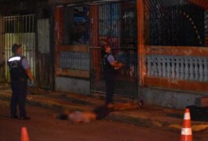 Blufileño cae del corredor de un segundo piso y fallece