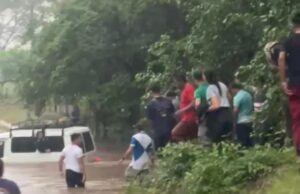 Imprudencia casi le cuesta la vida a una familia en quebrada de Somotillo