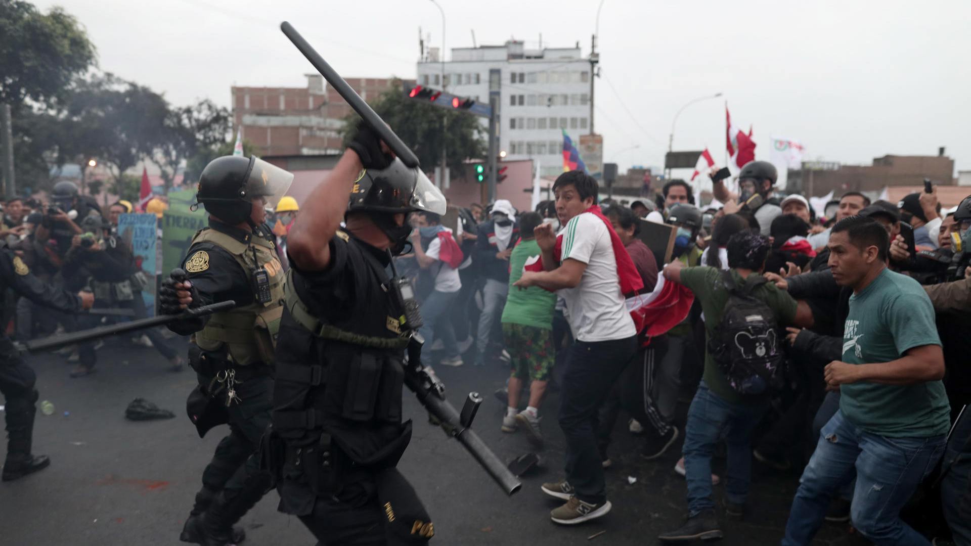 Manifestantes prenden fuego a las afueras del Parlamento de Perú y chocan con la Policía