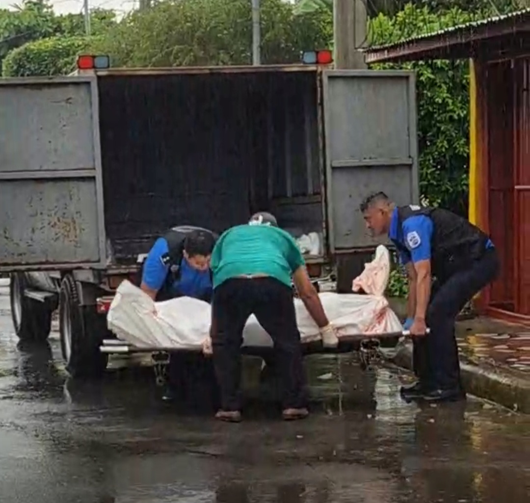 Mujer es asesinada con una bayoneta por su expareja en barrio capitalino