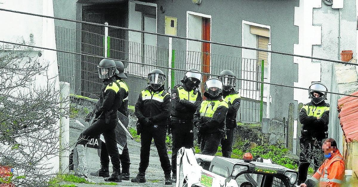 Rescatan a una anciana que fue encerrada por su hijo entre basura y cadáveres de animales
