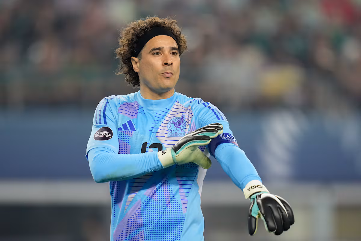 El portero de México Guillermo Ochoa recibe 4 goles del Aris Limassol