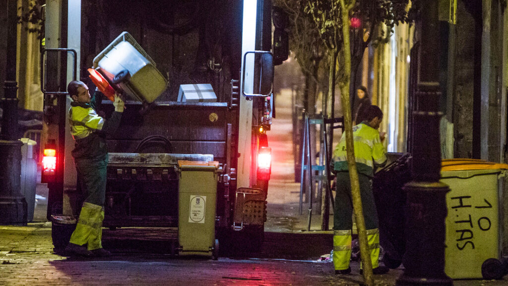 Hallan al exmarido de una alcaldesa española aplastado por la prensa de un camión de basura