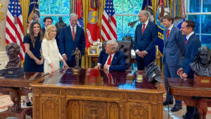 Trump recibe galardón por la paz tras no ganar el Nobel