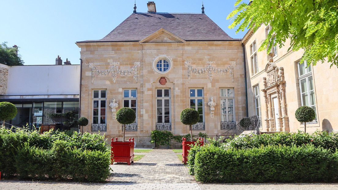 Atracan otro emblemático sitio en Paris tras el robo de Louvre