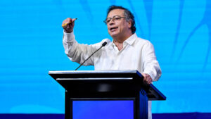 "Rompen el derecho internacional": Petro critica las maniobras de EE.UU. en el Caribe y Pacífico
