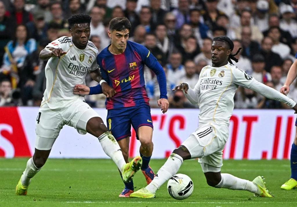 Real Madrid 2-Barcelona 1: mucha tángana, poco fútbol