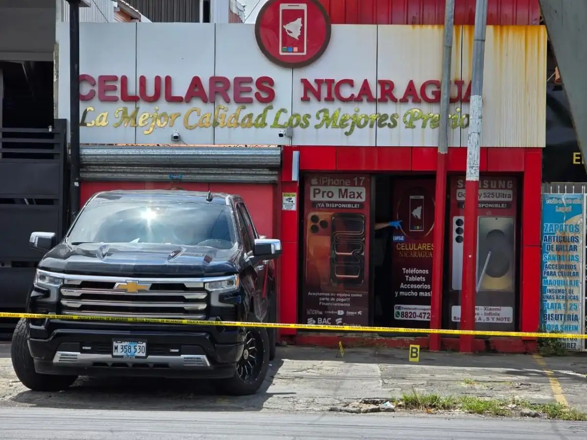 Capturan a delincuentes que asaltaron tienda de celulares en el Distrito V de Managua