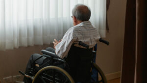 "Esqueleto en una silla": Halla muerto a su tío en ancianato donde lo ignoraron por días