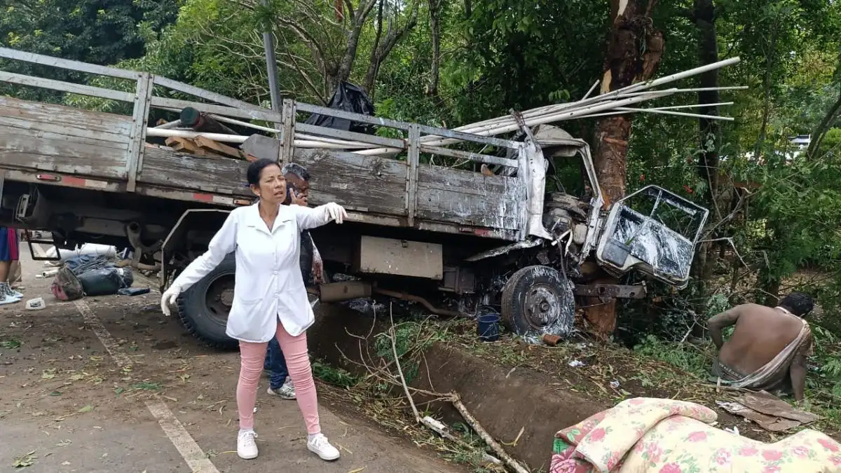 Conductor se duerme al volante y deja 11 lesionados tras chocar contra un árbol en la Carretera Sur