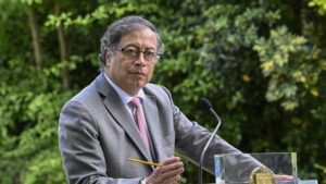 "Cometen un acto imperial absurdo y arbitrario": el dardo de Petro a EEUU