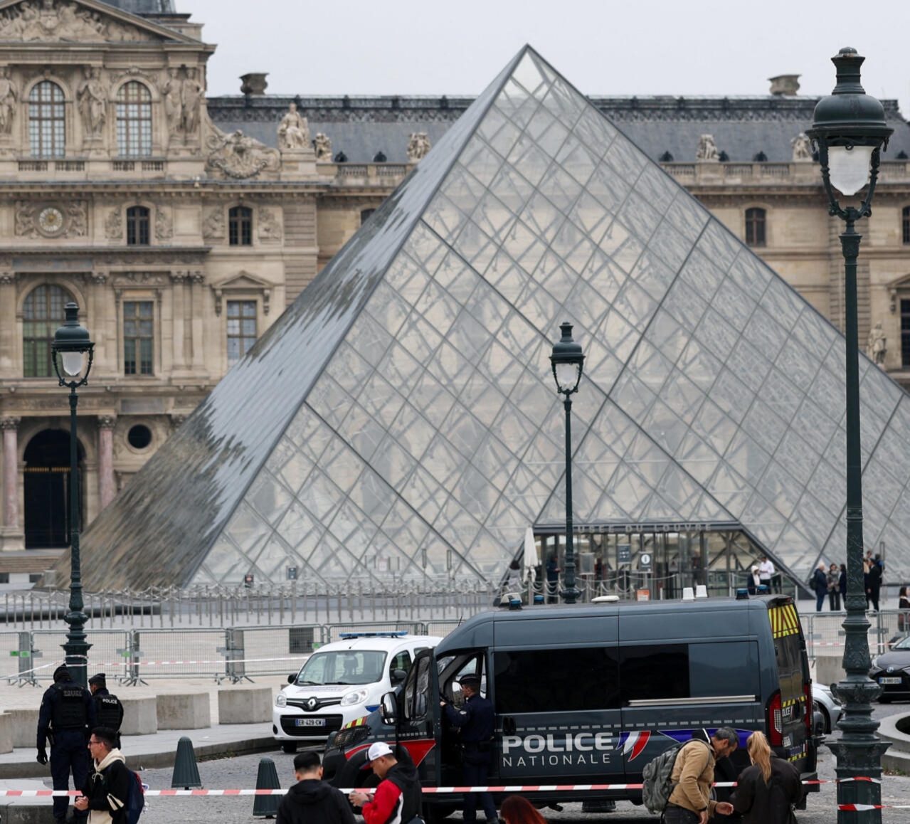 Los ladrones del Louvre intentaron vender el botín a una empresa de inteligencia israelí