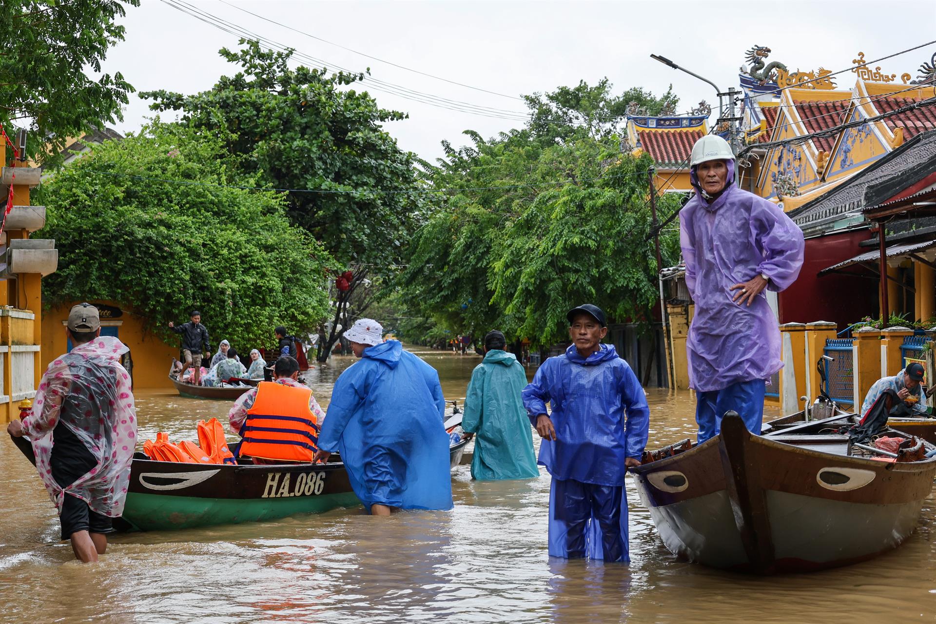 Inundaciones en Vietnam dejaron 13 muertos, 11 desaparecidos y miles de desplazados