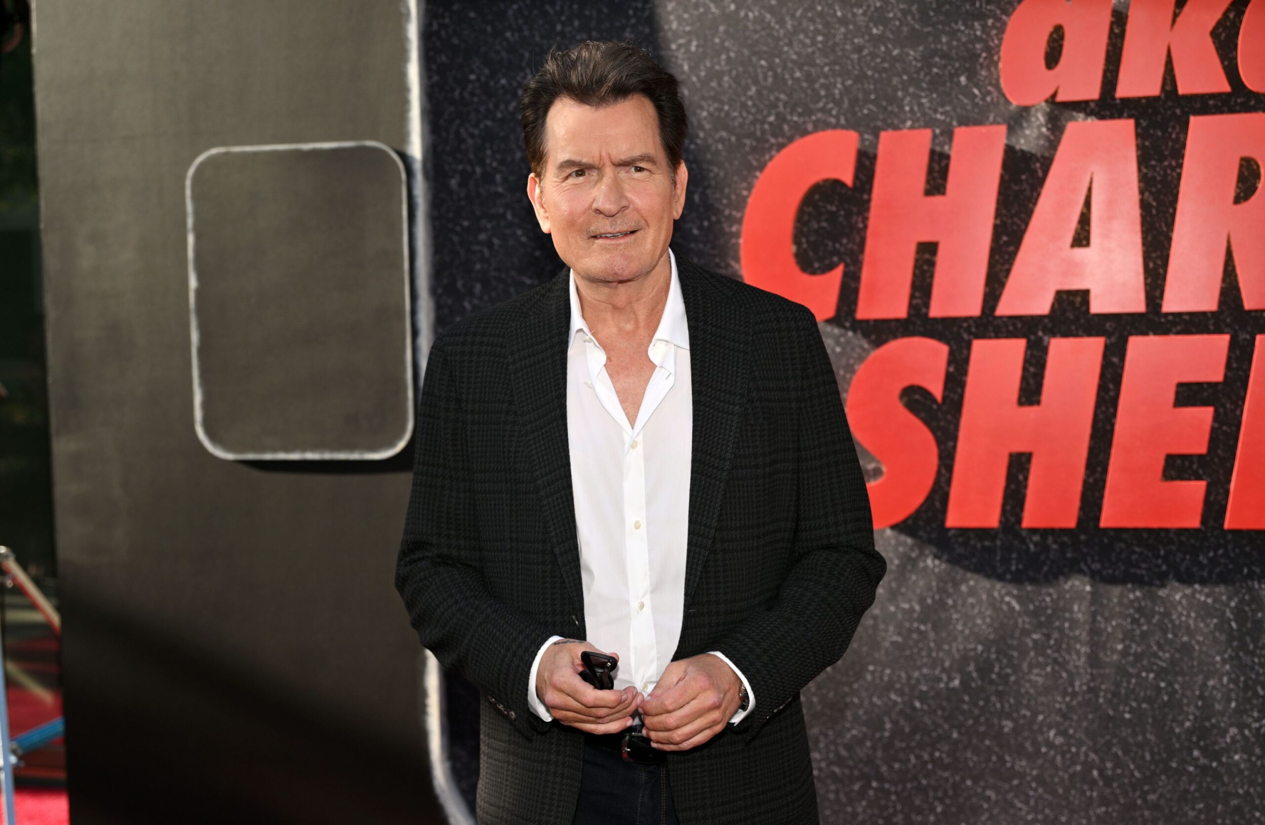 Charlie Sheen aseguró haber tenido relaciones sexuales con hombres durante su etapa de adicciones