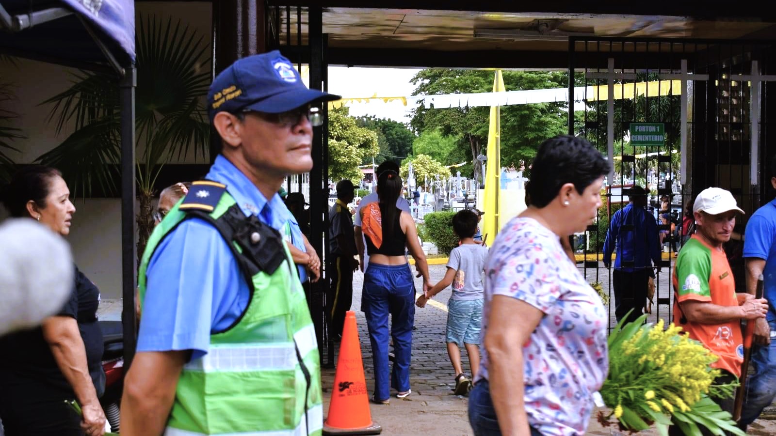 Policía incrementa su presencia en los cementerios para garantizar la seguridad de las familias