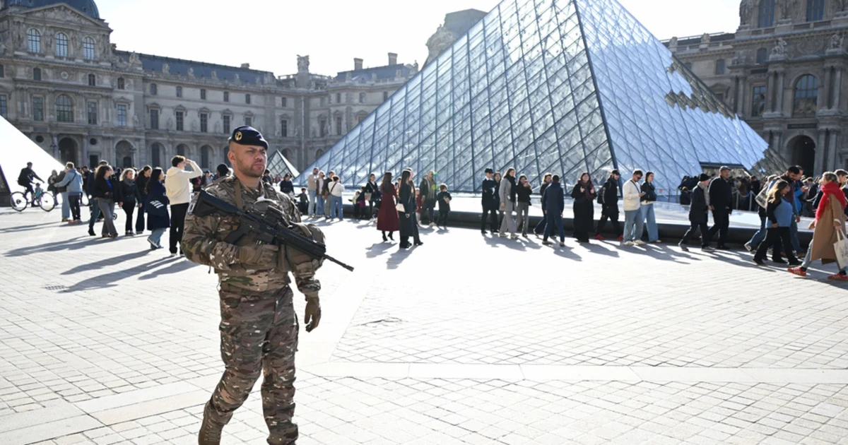 Dos nuevos sospechosos ​son acusados ​del robo del siglo al Louvre