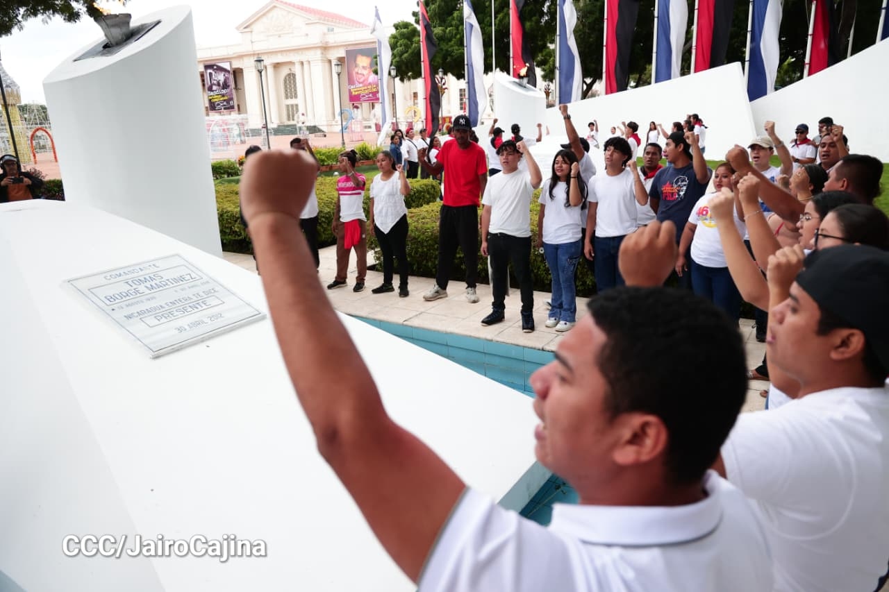 En el Día de los Difuntos honran la memoria de héroes y mártires en la Plaza de la Revolución