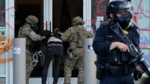 Trump sobre las redadas antimigración: "No han ido lo suficientemente lejos"