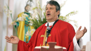 'Padre Pistolas' amenaza con "partirle su madre" a una gobernadora en México