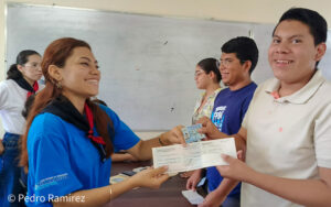 Estudiantes de la Universidad de Ingeniería retiran sus becas