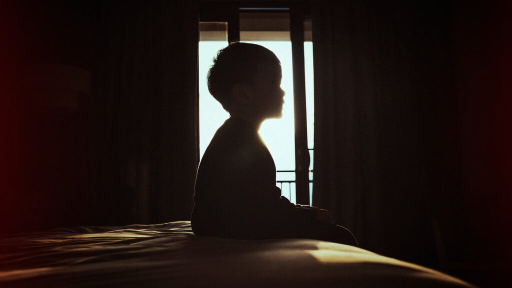 Padres abusaron de su hijo de 3 años como parte de un ritual recomendado por una bruja