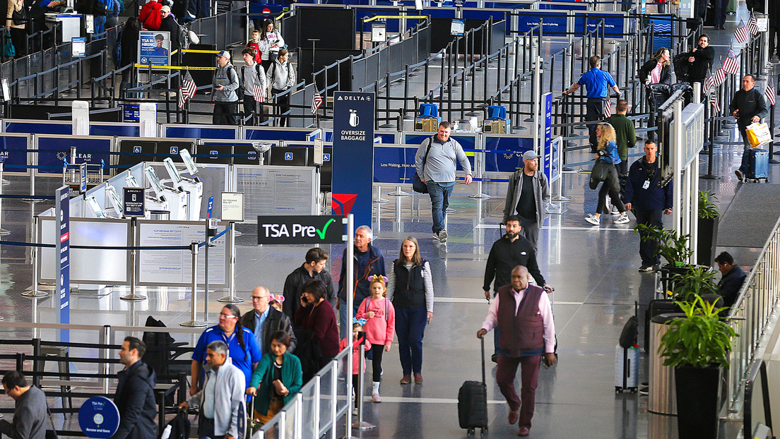 Aerolíneas estadounidenses cancelan más de 700 vuelos en un día por orden de autoridad aérea