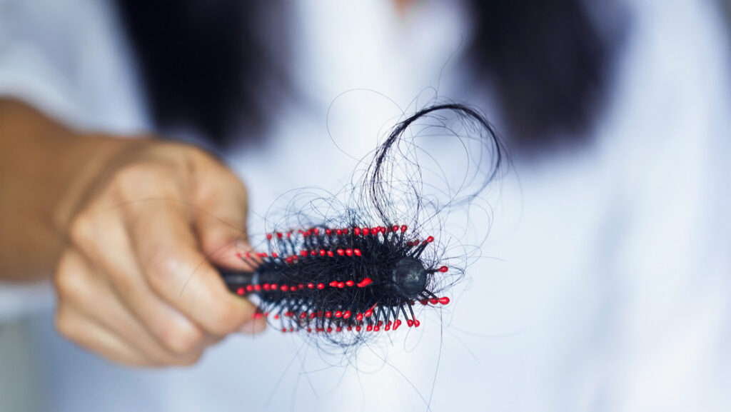 El consumo de esta popular bebida podría causar la caída del cabello en algunas mujeres