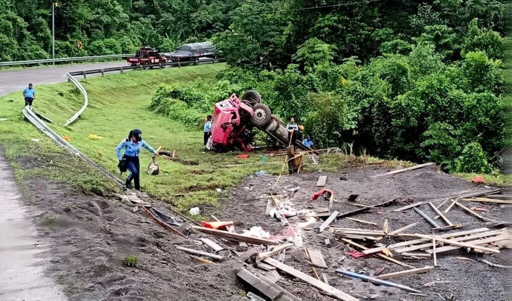 Vuelco de cabezal deja un muerto y un herido en Bluefields