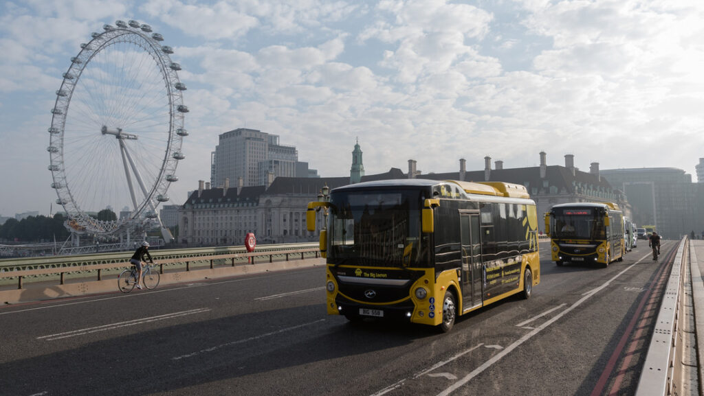 ¿Apagar los autobuses a distancia?: otro país se suma al nuevo 'temor' en torno a China