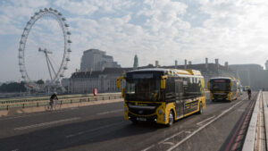 ¿Apagar los autobuses a distancia?: otro país se suma al nuevo 'temor' en torno a China