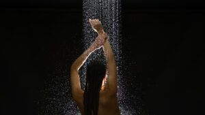 Duchas a oscuras: la nueva tendencia que promete grandes beneficios para el sueño