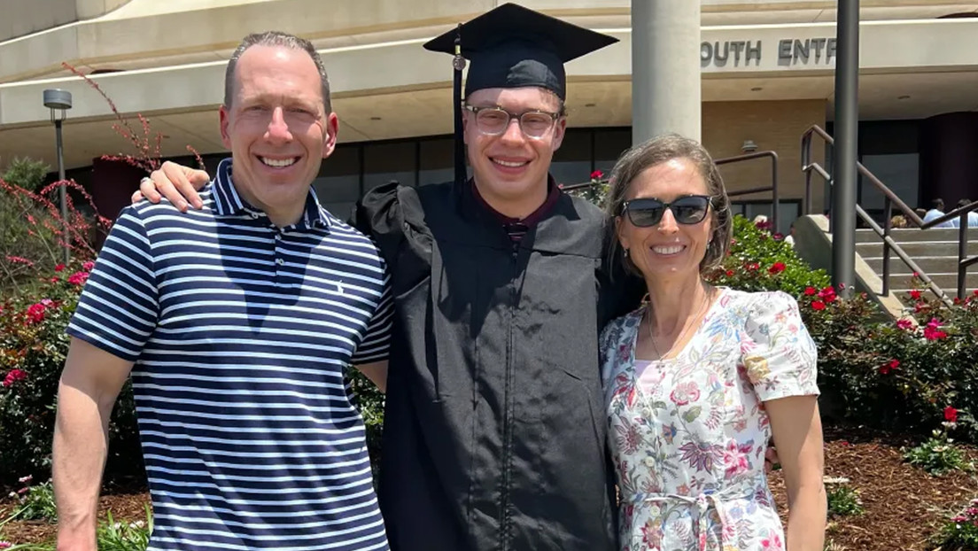 “‘Coach’ de suicidio”: padres demandan a ChatGPT por incitar la muerte de su hijo
