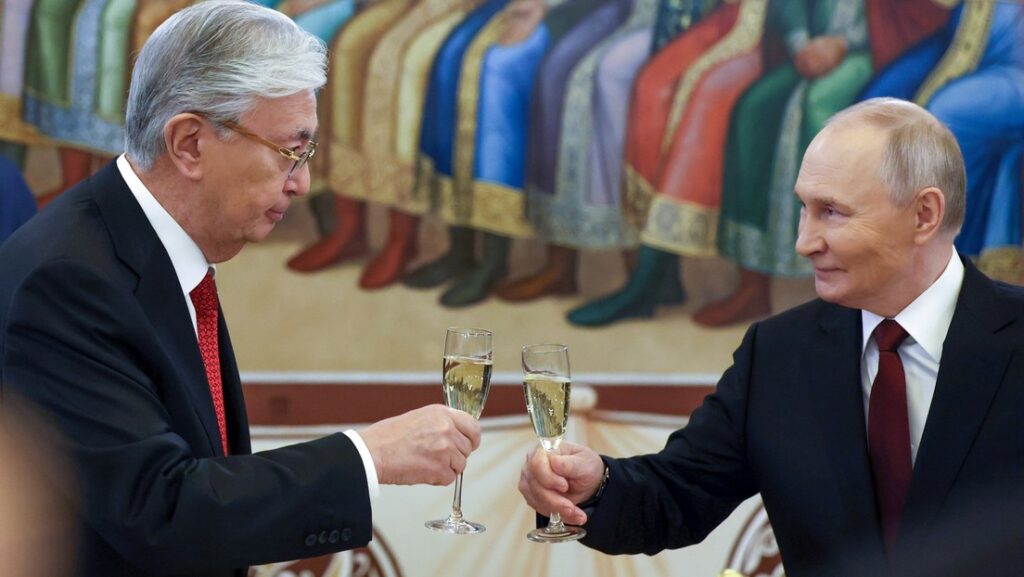 Putin al presidente kazajo: "La fuerza del águila está en sus alas, y la del hombre, en sus amigos"