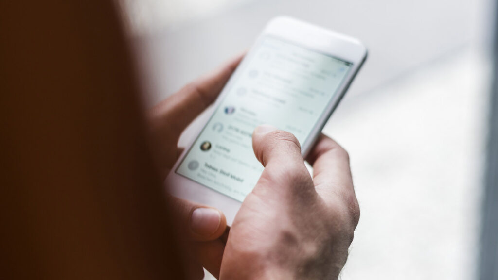 La echan del trabajo por revisar el WhatsApp de su jefa y así logra una millonaria indemnización