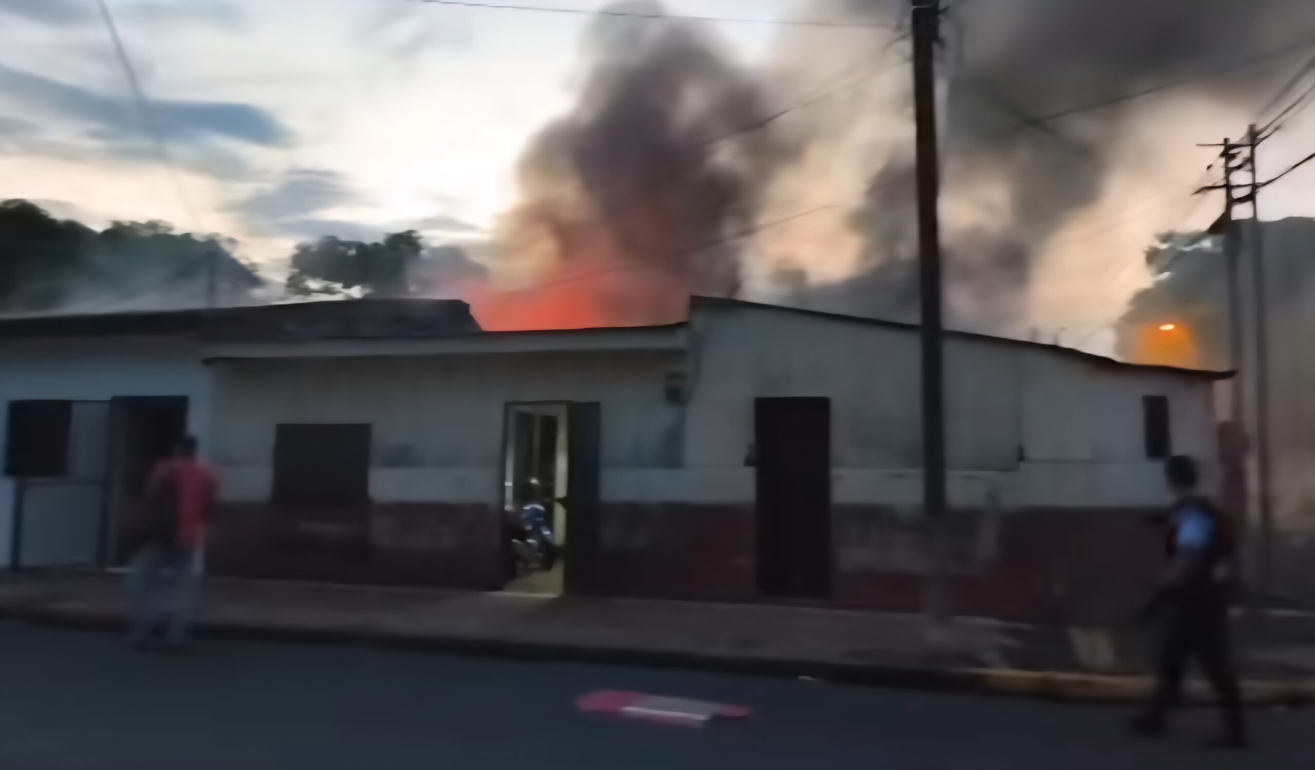 Incendio consume una vivienda y daña a otras dos en barrio capitalino
