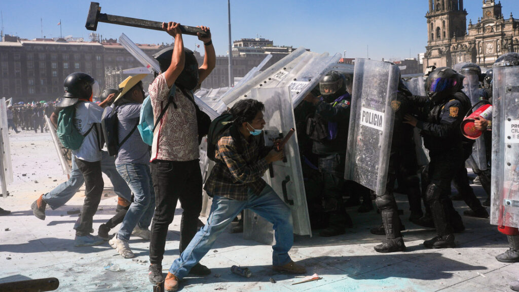 Al menos 100 policías heridos en los brutales choques en México