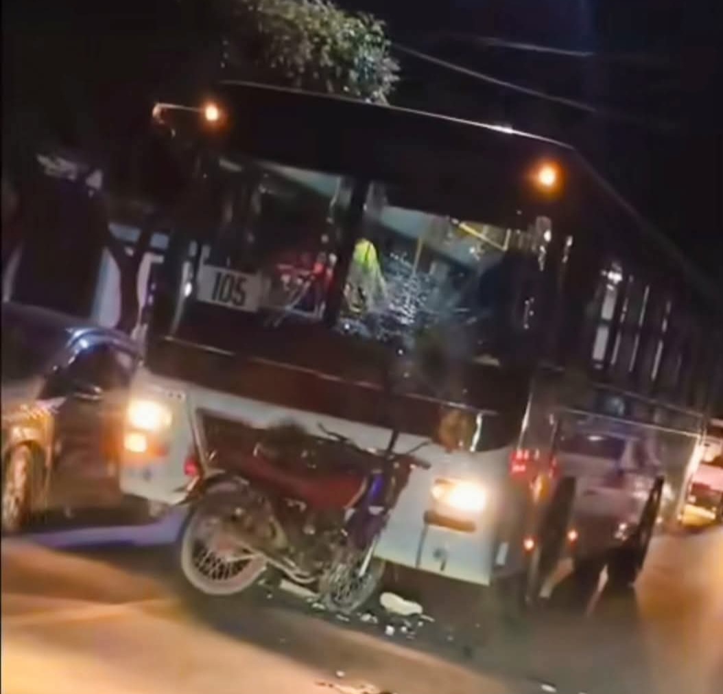 Joven motorizado gravemente herido tras colisión frontal contra un bus en Barrio San Judas
