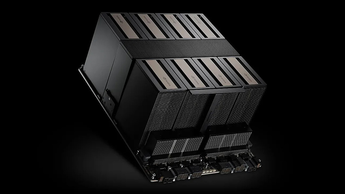 Un país de Latinoamérica es el primero en recibir los 'superchips' más potentes del mundo Los chips Nvidia B300, reconocidos como los procesadores de inteligencia artificial (IA) más potentes del planeta, ya están en El Salvador, de manera que el país centroamericano se convirtió en el primero de Latinoamérica en contar con esta tecnología. El sábado, el presidente salvadoreño, Nayib Bukele, confirmó la adquisición con unas fotografías publicadas en X. Junto con los procesadores desarrollados para cargas de trabajo de IA, posó junto a Ray Pang, vicepresidente de Tecnología y Habilitación de Negocios de Supermicro, empresa estadounidense de tecnología de la información que entregó los B300 a El Salvador. Ese mismo día, la Oficina Nacional de Bitcoin de El Salvador indicó que 