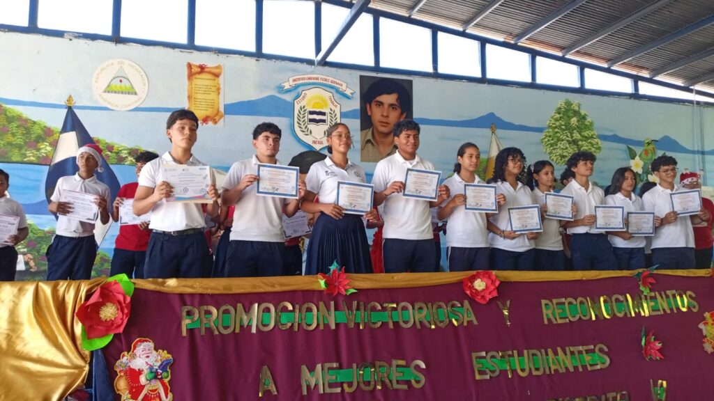 MINED reconoce la excelencia académica de más de 200 alumnos del Distrito VI