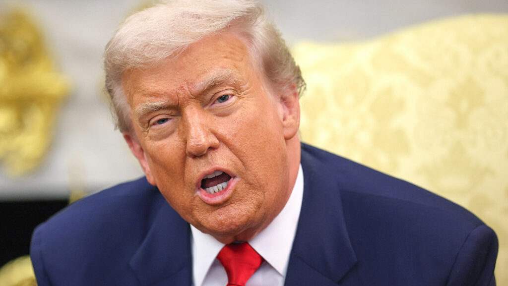 "Eres una persona terrible y una reportera terrible": Trump carga contra una periodista